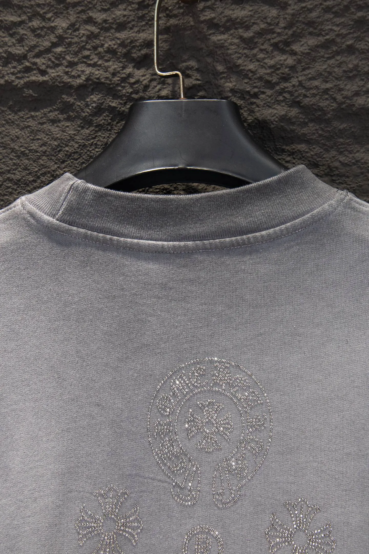 P270 🆕Chrome hearts new hot-drilled and stir-fried color sweatshirt. The os version is really charming. The Chrome family is also really unique. Every new season's new version is to the extreme. It is very practical and can be worn casually. Nice✔️ - ⚠️100% cotton. Made of custom-dyed terry cotton sweatshirt surface, 420g double-ply double yarn, comfortable to the touch. Made from imported knitting needle carded cotton, the thickness is moderate, drapey and contoured, making the upper body comfortable! ! It is very tolerant to fat body types and can instantly lose five pounds after wearing it!  Specially ordered many Austrian hot diamonds, which have the bling bling effect of natural crystals under the light, and multi-faceted reflective points, the production cost is extremely high. The laser molding includes a computer engraving machine and a laser machine, which are accurate in particle units. Finally, it is hot and set at high temperature. After hot stamping, the firmness needs to be tested repeatedly on the hot stamping. It can appear colorful and reflective under the light. The body is treated with anti-bottom fried color elements, which greatly increases the interest of the clothing; unique visual effects.  Hem Loose closing Double-layer fabric Good closing effect Exquisite seaming Color: Washed black Reverse stir-fried gray Size: S-M-L-XL